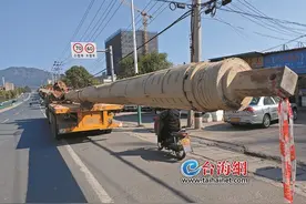近20米超长“铁柱”在国道324线厦门市同安凤南路上路图片