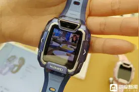 海量财经丨能加好友聊天、能发朋友圈，儿童刚摆脱手机又被电话手表“迷住了”图片