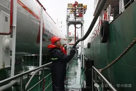 首次作业！国内首艘万吨级江海直达货船抵鄂州加气图片