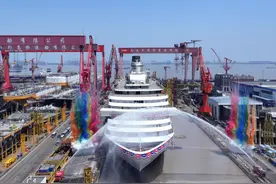 第二艘国产大型邮轮实现坞内起浮，重点强化邮轮供应链本土化建设图片