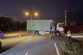 台媒：一军用卡车在屏东联训基地前擦撞摩托车造成1死1伤，台军介入调查图片