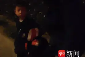 “小孩哥”放学迷路走上机动车道， 消防叔叔暖心相助图片