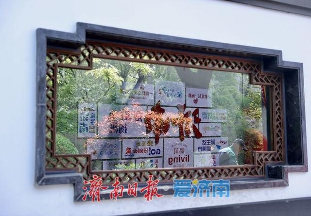 一年四季 泉在济南丨西更道街春意浓 游客漫步石板路打卡老巷