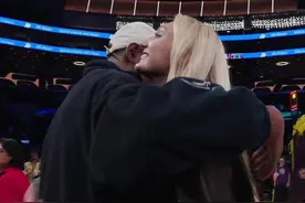 🤩KD又来看WNBA了！杜兰特赛后与布林克、格里娜等人合影图片