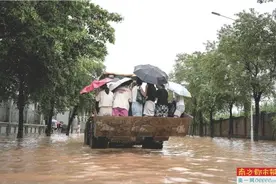 爱心接力送村民外出就医 大叔开挖掘机接送被困村民图片