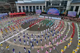 2024年全国老年人广场舞健身大联动贵州主会场活动暨贵州省首届老年人体育节开幕图片