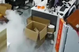 广东一办公室冰箱爆炸，目击者称有冲击波，小米客服：将核实情况后答复图片