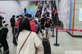 进站的多，出站的更多，地铁口也排起了长队！假期前夜，青岛北站迎来客流高峰图片