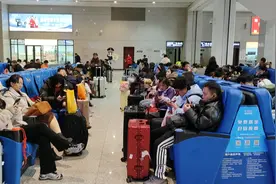 春节假期结束 安顺西高铁站迎来返程高峰图片