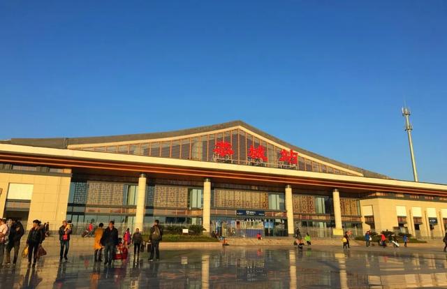 广西这座高铁站内，为啥众多旅客手拿树枝?