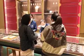 金价上涨消费热度不减，黄金品牌店前大排长龙图片
