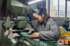 “新中式”走俏 “中国纽扣之都”国风纽扣供不应求图片