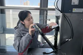 轨道上的“闸机女医生”  用心守护出行图片