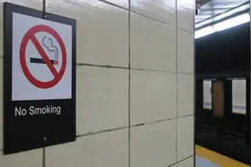 上海8处网红场所治理边走边抽烟，12345热线：发现“游烟”可举报，场所最高罚款3000元视频封面