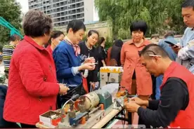 “幸福来敲门，真情进万家”：武汉天兴花园社区开展便民服务活动图片