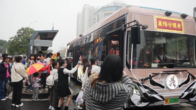 “郭靖黄蓉”当司机！这趟车火了