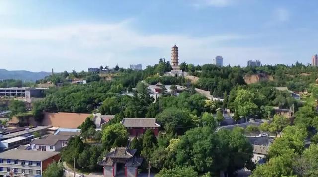 站前广场新盖一座小亭子，秋日出游更丝滑～