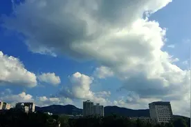 山东继续发布暴雨蓝色预警，千佛山上空无数云团急速奔流图片