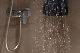 楼上积水楼下被淹，损失谁来赔？图片