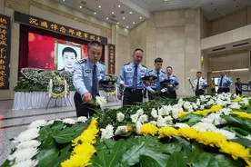 身中15刀仍追凶20多米，他牺牲在女儿高考前夕——追记浴血擒凶的湖北民警邱建军图片