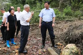 邹文辉赴涟源市暗访防汛安全隐患问题图片