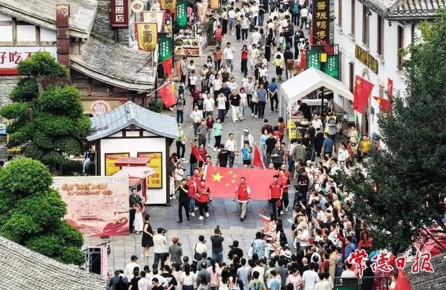 古街非遗藏烟火，一河灯火伴团圆