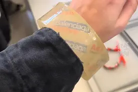 23600元的胶带手镯！巴黎世家新款未售先火，网友：小学就戴过了图片