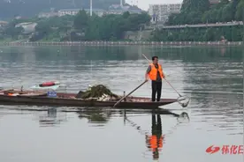 凡人英雄！怀化环卫工人丁绍银勇救落水青年图片