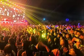 嘻哈闹海·日照沙滩音乐节｜KEY.L刘聪 硬核说唱燃爆日照沙滩。图片