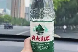 农夫山泉“小绿瓶”纯净水铺货开卖 打的什么算盘?图片