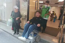 黄浦区电动载人爬楼机服务全覆盖，让“悬空老人”稳稳落地图片