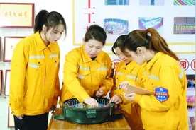 铁轨旁盛开的“向阳花”图片