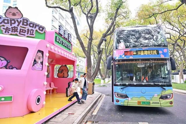 剧情更新:卡比巴拉“上”了巴士