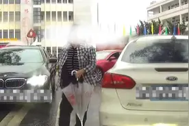 女子把车停路中间后径直离开，“马路判官”直接上车开到一边视频封面