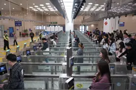 首批“一签多行”旅客经珠海横琴口岸顺畅通关图片
