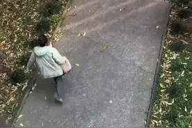 偷感很足很有爱！妈妈每天拍女儿匆忙上班的背影图片