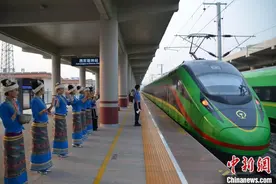 一“路”联结两地泼水节 中老铁路成畅游两国首选方式图片