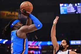 动作有点大！多尔特被吹二级恶意犯规驱逐出场图片