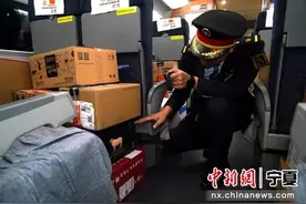 银川客运段：让快递“乘坐”高铁出发图片