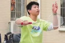 两会“代表通道”上被王旭校长提到的“无腿少年”怎样了？图片