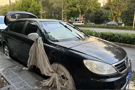 一夜暴雨后路侧停放的车辆涉水受损，怎么申请理赔？图片