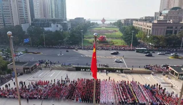 庆盛世华诞，青岛举行升旗仪式