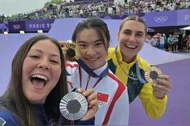 笑着站在一起！奥运领奖台上的自拍好有爱图片