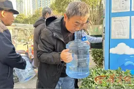 小区自来水有异味？供水公司称已进行取样检测 异味究竟来自哪儿？图片