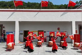 红色快闪、助农集市、趣味游戏……怀阳高速郁南停车区精彩纷呈图片