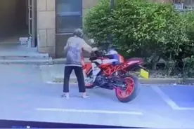 沪一老太太故意推倒摩托车后死亡，车主被网暴！法院判了图片