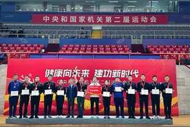 应急管理部拔河队在中央和国家机关第二届运动会拔河比赛中勇夺季军图片