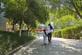 重庆“玻璃娃娃”参加中考了 两代人接力托起她的梦想图片