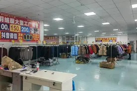 一个园区就逛到天黑，杭州的服装厂年末清仓来了！羽绒服100元，比批发市场还便宜图片