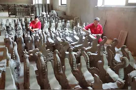 非遗“乔氏琉璃”生产基地：技术人员制作琉璃艺术品图片